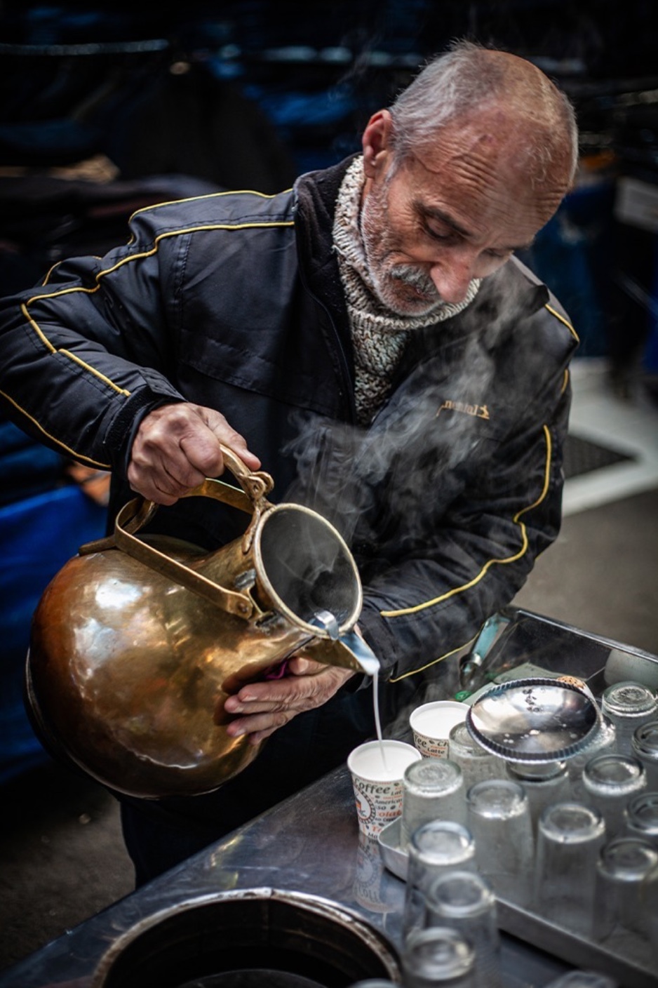 Çay ustası — sokak ve belgesel fotoğrafçılığı